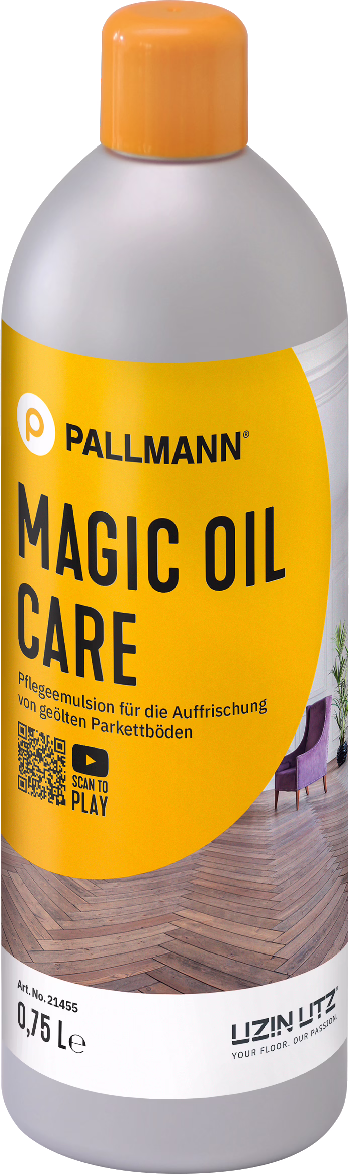 Foto van een cilindervormige plastic fles van 0,75 L van het merk Pallmann met de naam 'Magic Oil Care'. De fles heeft een matte lichtgrijze body en een feloranje schroefdop. Voorop zit een groot geel-oranje etiket met de merknaam 'PALLMANN' en de duidelijke productnaam 'MAGIC OIL CARE', plus de Duitse omschrijving 'Pflegeemulsion für die Auffrischung von geölten Parkettböden'. Op het etiket staat ook een foto van een visgraatparket, een paarse stoel, een QR-code met 'Scan to play'-symbool, het Uzin Utz-logo, artikelnummer 21455 en inhoudsaanduiding 0,75 L. De opname is gelijkmatig verlicht en legt de nadruk op het etiket en de verpakking.