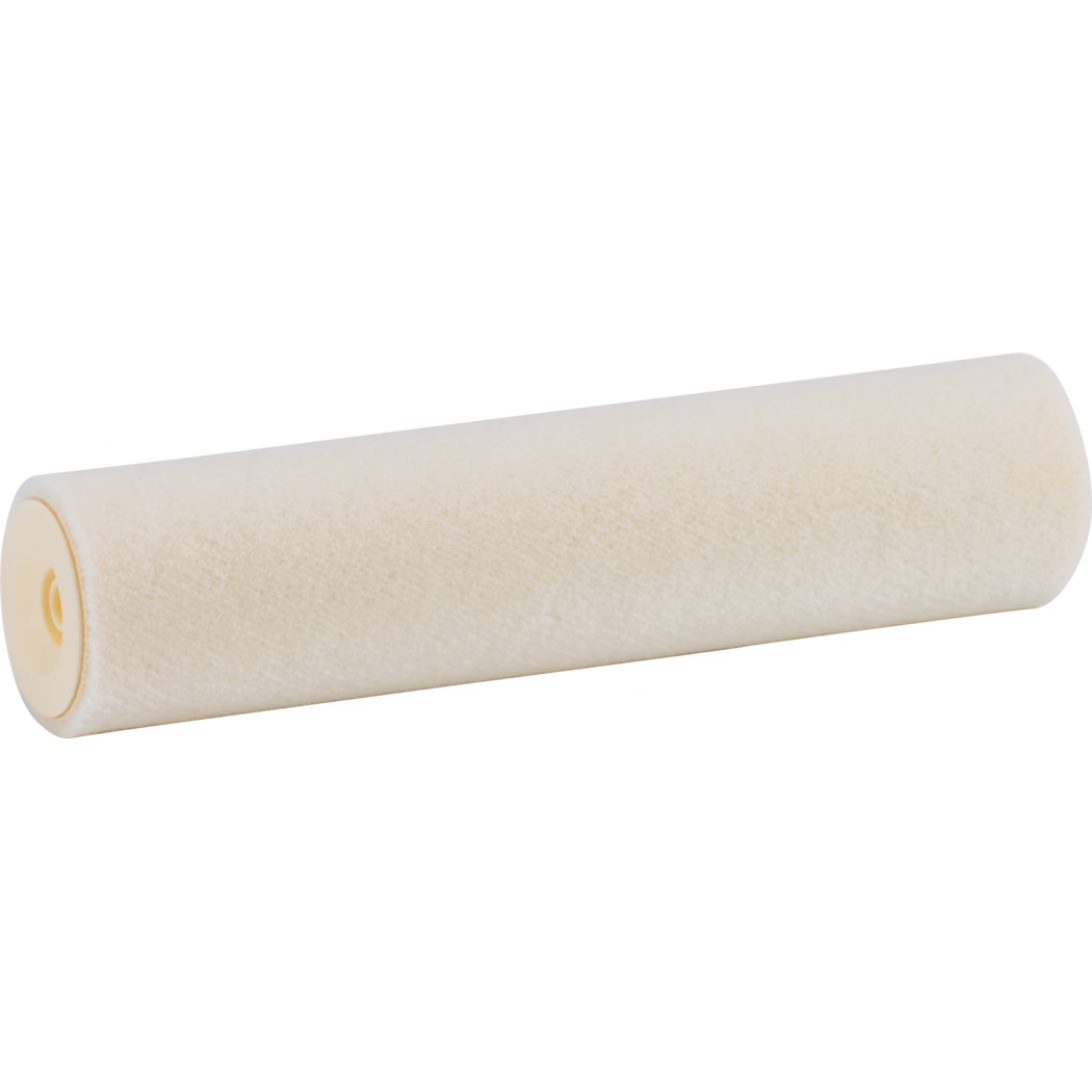 Close-up van een beige schuimverfroller op een witte achtergrond, met zachte, getextureerde oppervlakte en lichtgele kunststof eindkappen in een lichte diagonale hoek.