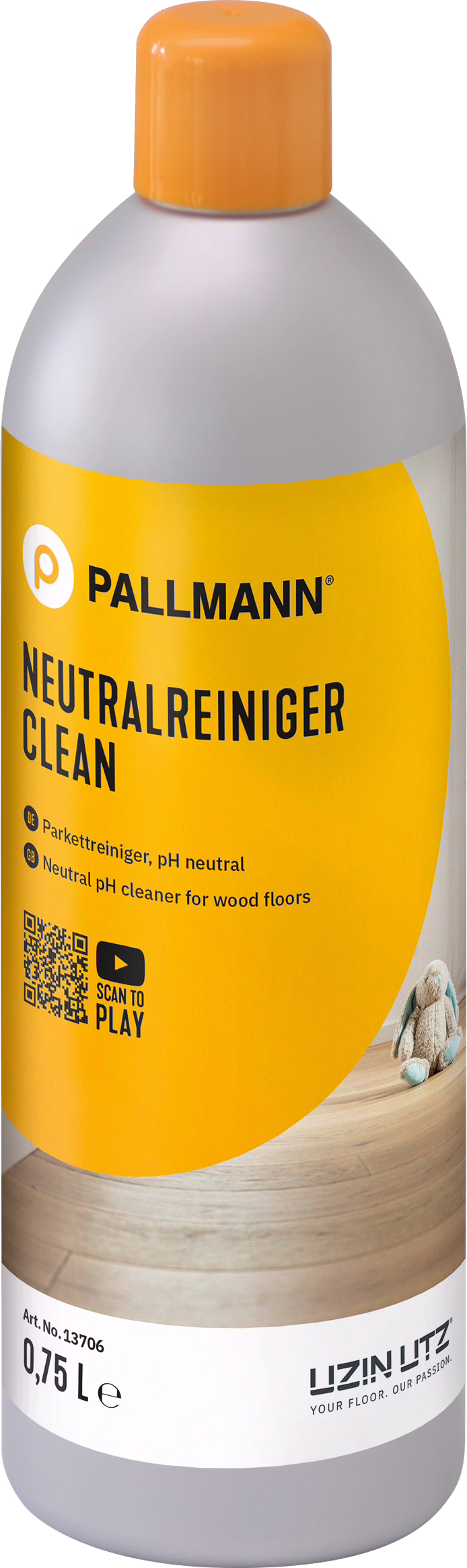 Een hoge grijze plastic fles met een oranje dop en een feloranje etiket met de tekst 'PALLMANN NEUTRALREINIGER CLEAN'. Een pH-neutraal reinigingsmiddel voor houten vloeren; op het etiket staat 0,75 L, een QR-code en het merk UZIN UTZ. Onderaan het etiket is een houten vloer met een klein knuffeldier afgebeeld.