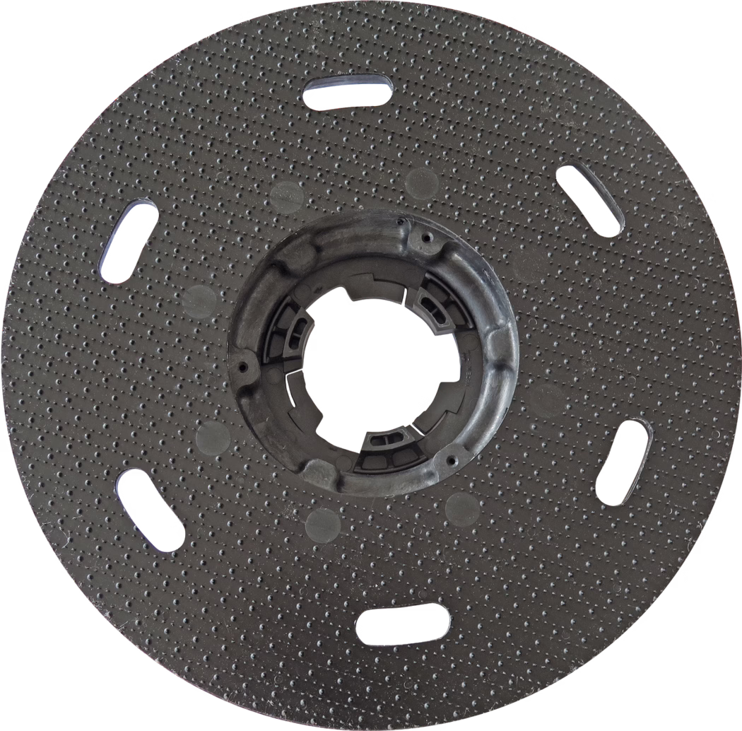 PALLMANN_dummy_PALLMANN SPIDER pad disc with coupling_msl_2017-02 Ronde zwarte kunststof draagplaat met een gestructureerd, puntig oppervlak en een centraal vergrendelingsdeel; verschillende langwerpige ovale openingen zijn gelijkmatig vlak bij de rand verdeeld; een centrale ronde opening bevat gevormde bevestigingspunten voor montage op een gereedschap; bedoeld als montagemat voor schuur- of polijstschijven; het oppervlak heeft gelijkmatig verdeelde nopjes voor extra grip; lichte gebruikssporen zichtbaar; gefotografeerd op een witte achtergrond.