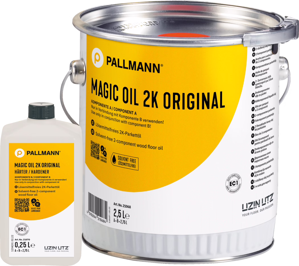 PALLMANN_dummy_Magic-Oil-2K-Original_2,75l_msl_2021-12 Close-up van een metalen blik met gele label van PALLMANN Magic Oil 2K Original parketolie (2,5 L) met een kleine witte harderfles (0,25 L) ernaast; etiket toont merklogo, productnaam, gebruiksinstructies en pictogram 'oplosmiddelvrij'; metalen handgreep en verzegeld deksel zichtbaar; productfoto op witte achtergrond.